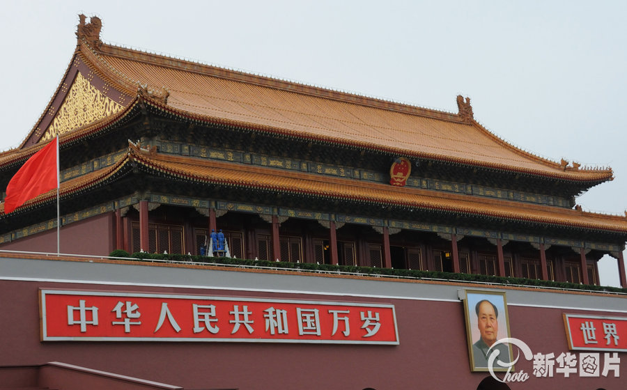 Workers polish up Tiananmen to greet Mid-Autumn Festival and National Day