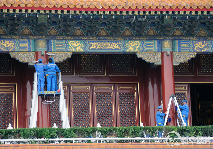 Workers polish up Tiananmen to greet Mid-Autumn Festival and National Day