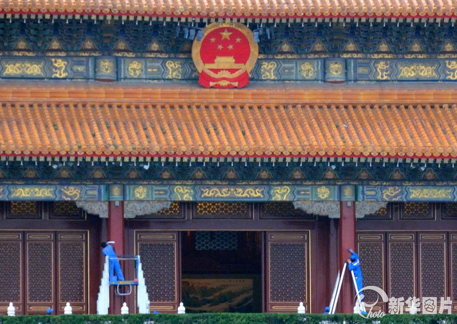 Workers polish up Tiananmen to greet Mid-Autumn Festival and National Day