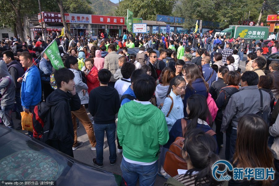 Red leaves lure large crowds to Beijing's Fragrant Hills