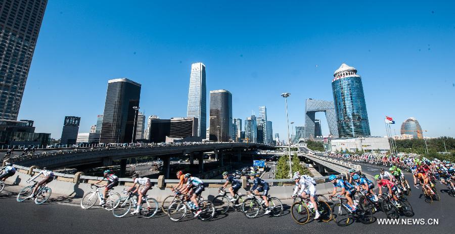 Snapshots of Beijing cycling race