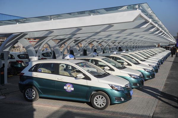 Electric taxis take to the road in Shunyi