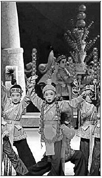 Pinocchio sings Peking Opera