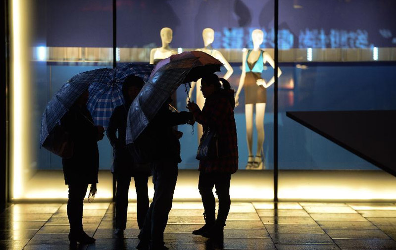 Beijing sees first rain this spring, lifts heavy air pollution alert