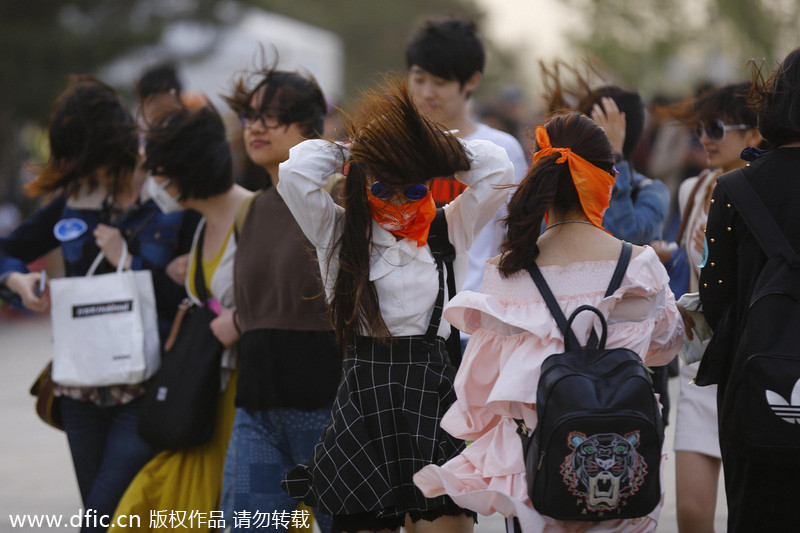 Heavy winds disrupt music festival