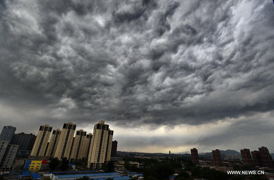 Beijing issues blue warning signal of rainstorm
