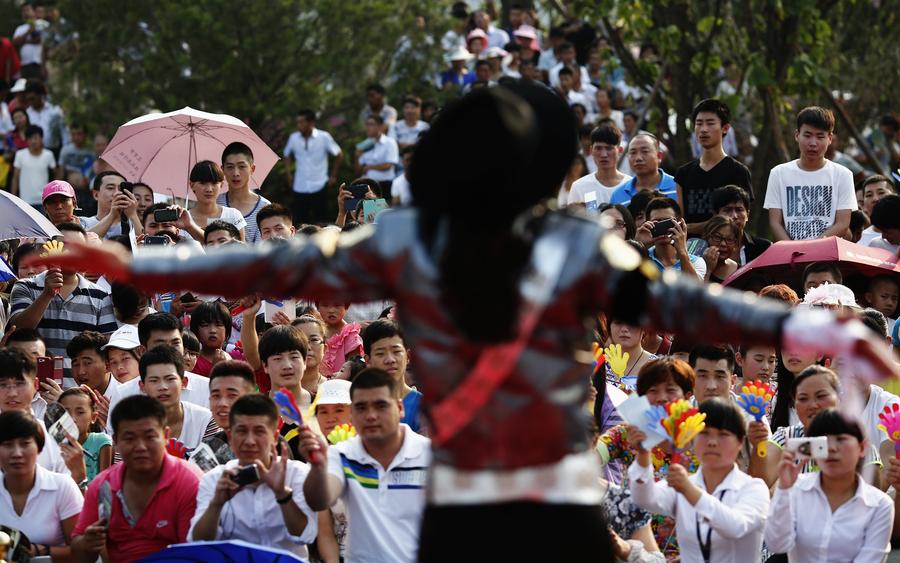 Beijing's MJ impersonator a 'thriller' for crowds