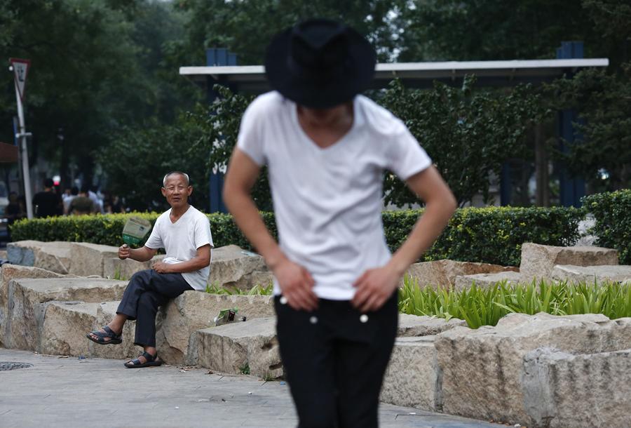 Beijing's MJ impersonator a 'thriller' for crowds