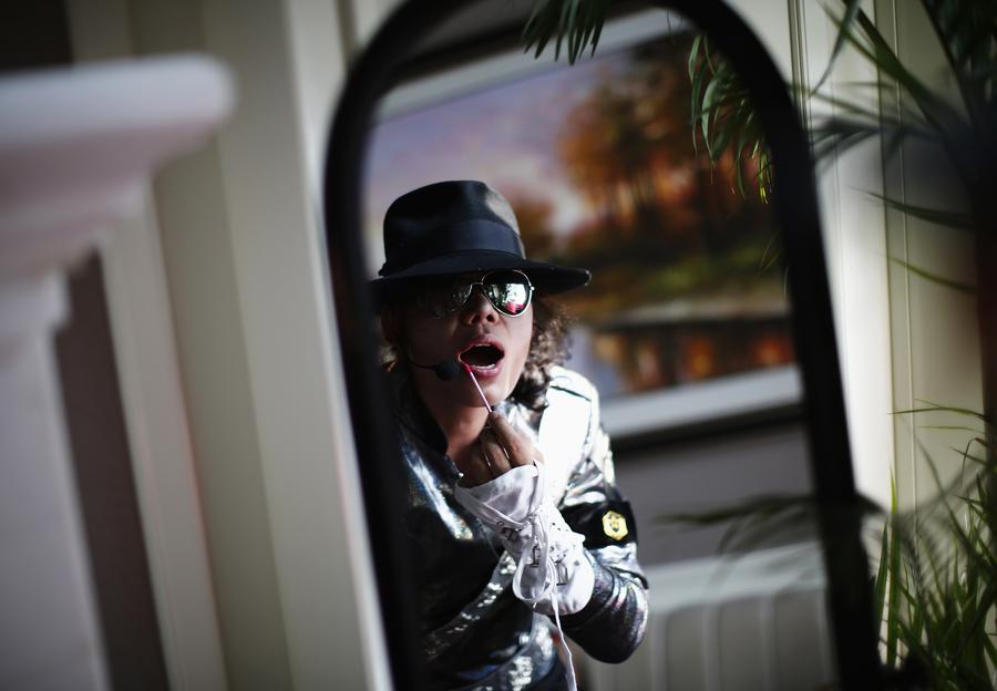 Beijing's MJ impersonator a 'thriller' for crowds