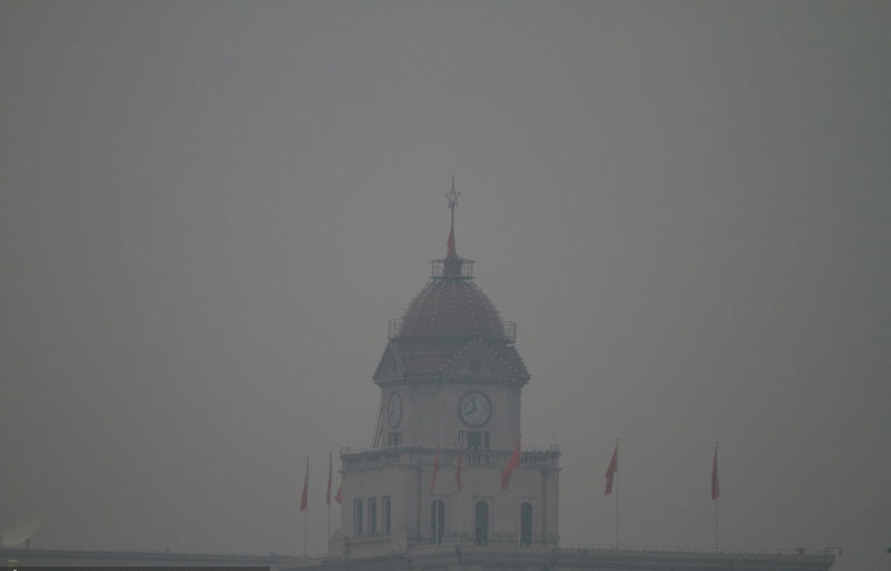 Fog again shrouds Beijing after holiday