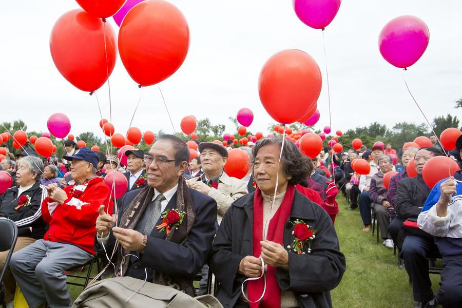 Elderly couples celebrate golden wedding in Beijing