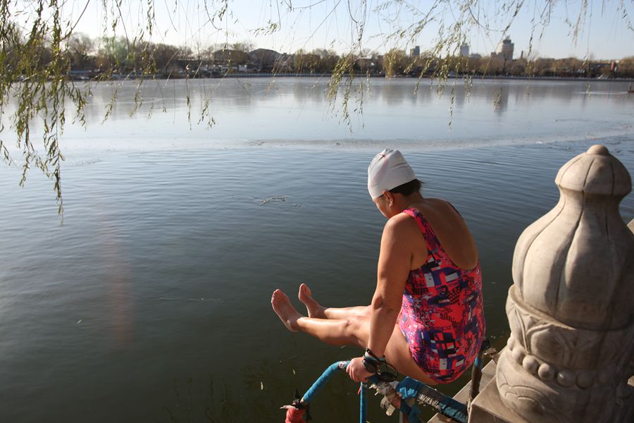 Winter swimmers have fun in Houhai