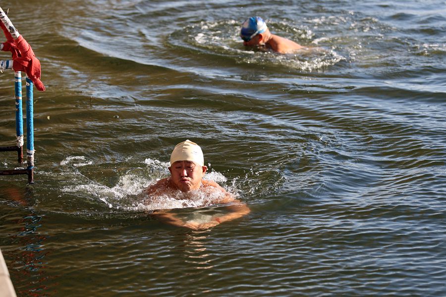 Winter swimmers have fun in Houhai