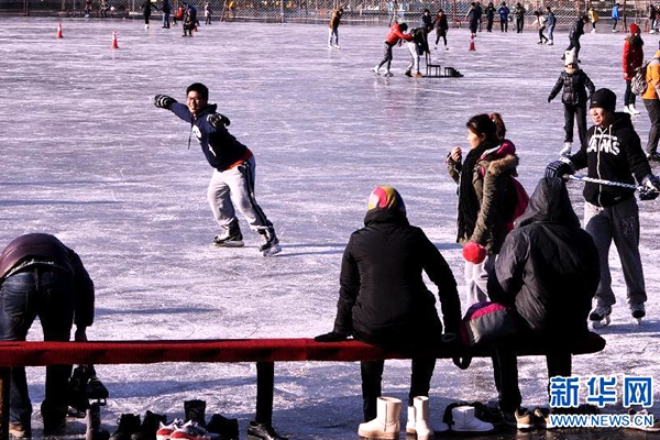 Enjoy winter fun at Shichahai Skating Rink