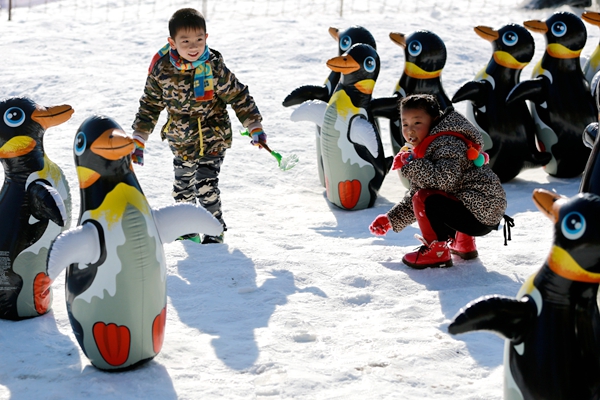 Snow festival attracts visitors in Yuyuantan Park