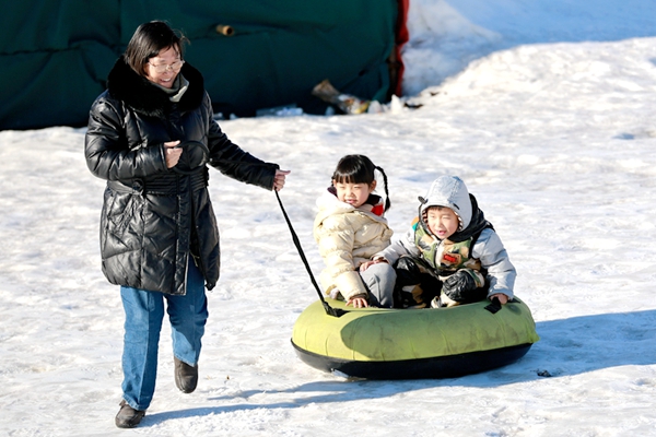 Snow festival attracts visitors in Yuyuantan Park