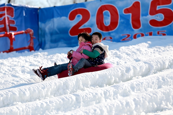 Snow festival attracts visitors in Yuyuantan Park