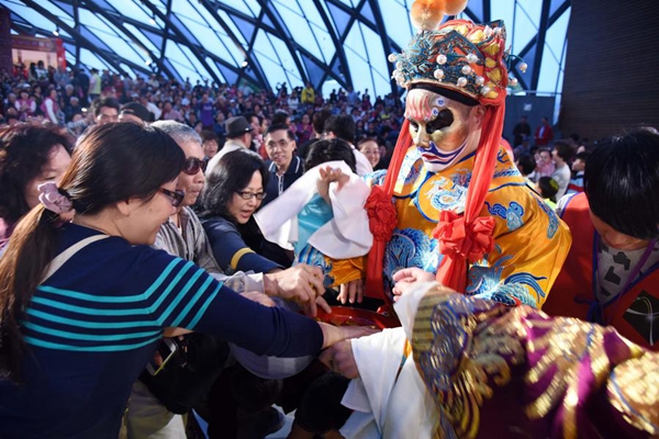 Beijing temple fair goes to Taiwan