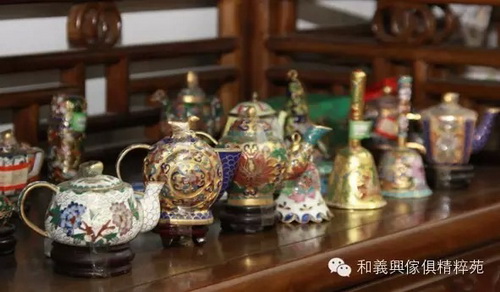 Elegant antiqued Chinese furniture and crafts on display in Beijing