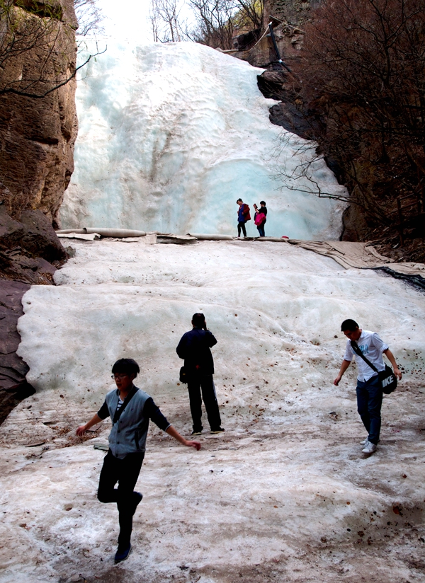 Waterfall frozen into icefall in Beijing