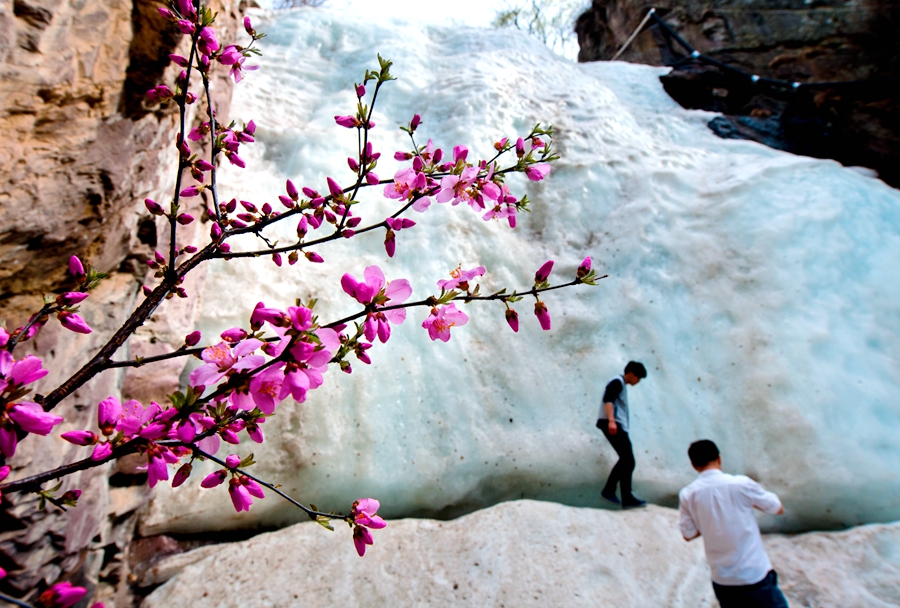 Waterfall frozen into icefall in Beijing