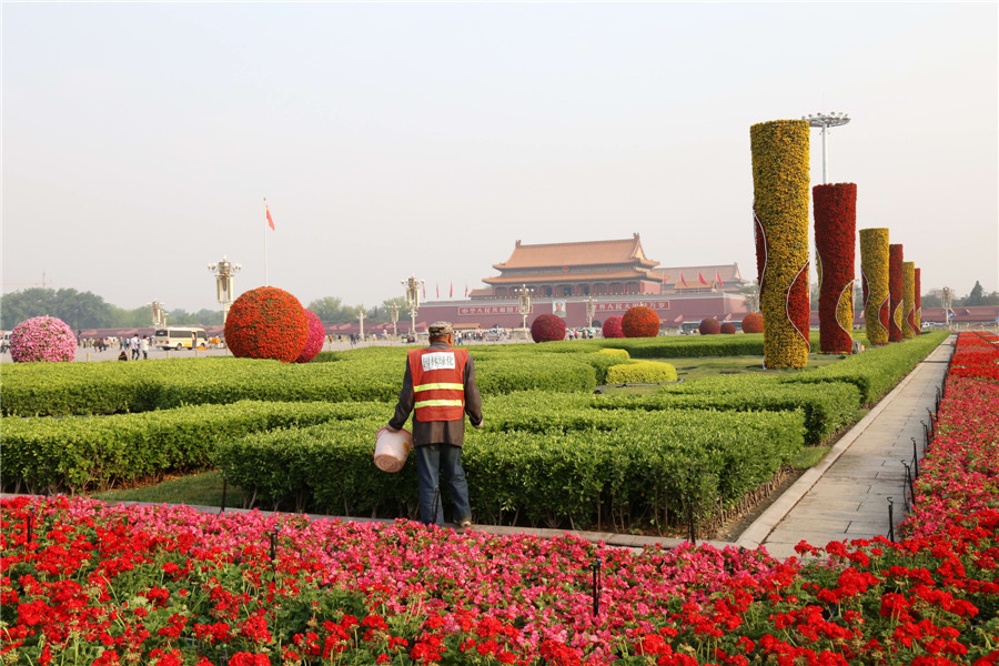 Tiananmen Square dresses up for May Day