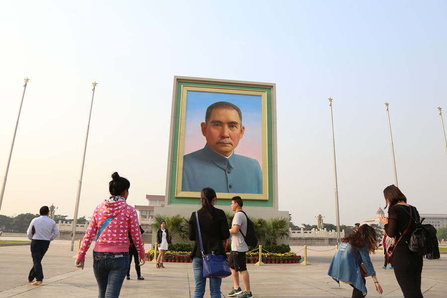 Tiananmen Square dresses up for May Day