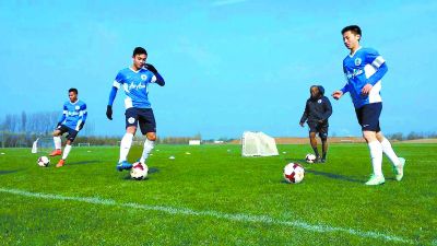 Beijing boy receives football training in the UK