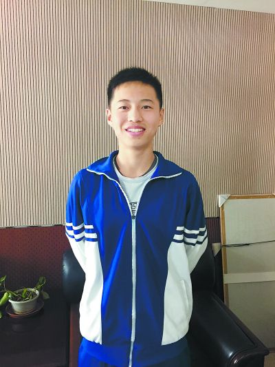 Beijing boy receives football training in the UK