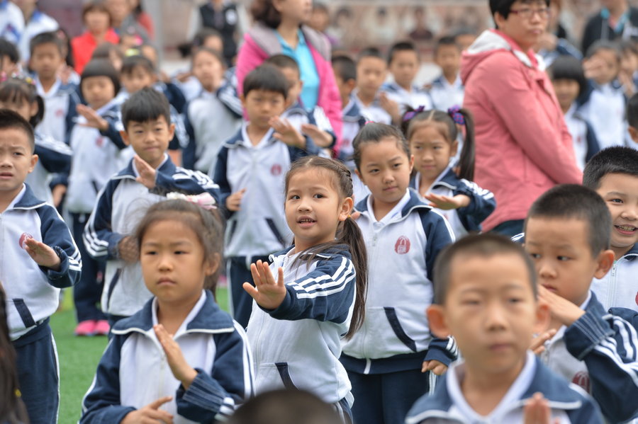 Students demonstrate new official anti-smoking gestures