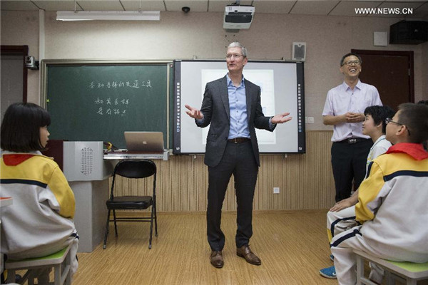 Apple CEO visits primary school in Beijing