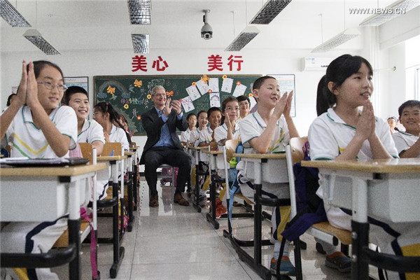 Apple CEO visits primary school in Beijing