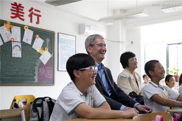 Apple CEO visits primary school in Beijing