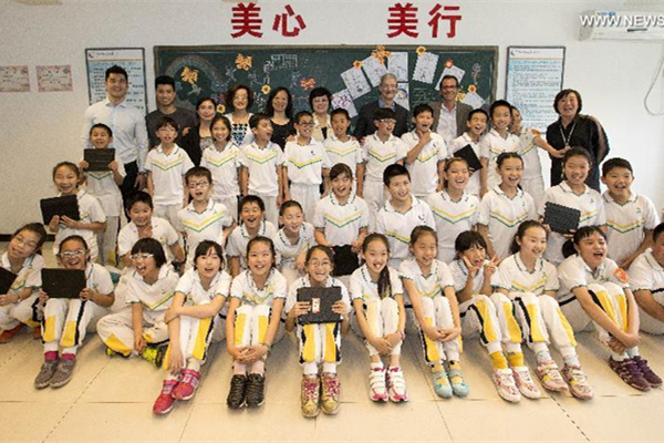 Apple CEO visits primary school in Beijing