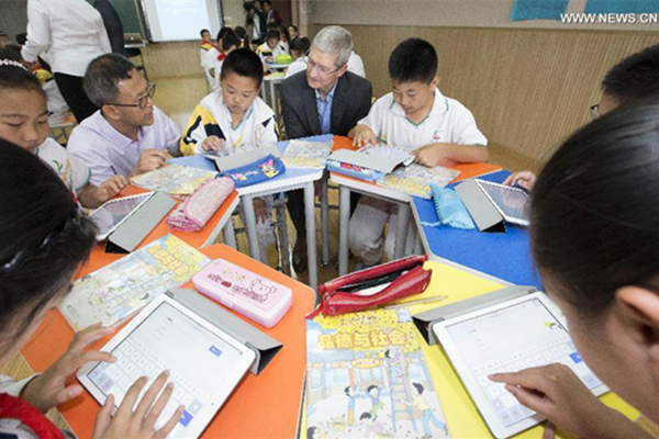 Apple CEO visits primary school in Beijing