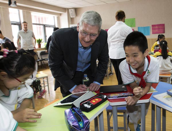 Apple CEO visits primary school in Beijing