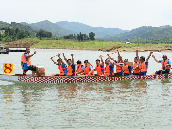 Beijing holds dragon boat racing