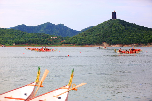 Beijing holds dragon boat racing