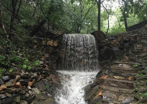 Fragrant Hills tranquil after autumn rain