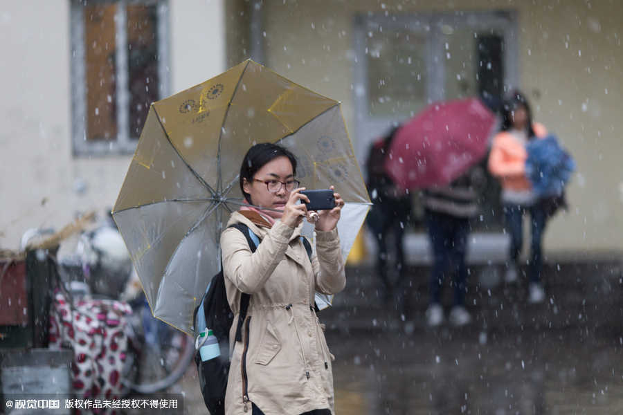 Beijing embraces first snow of the season