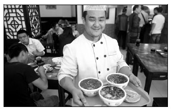 Lanzhou noodles pull in big business at lunch time