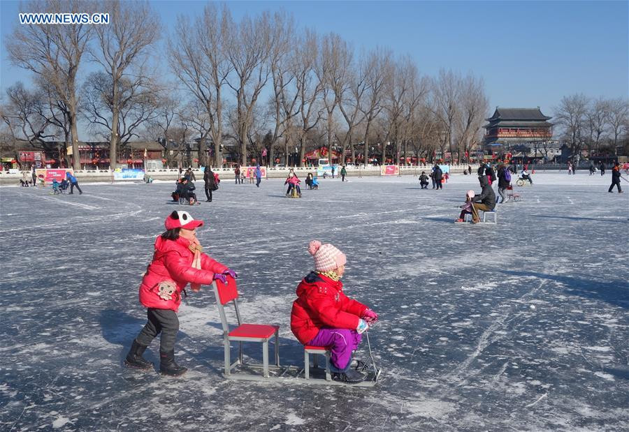 People enjoy skating at Shichahai in Beijing