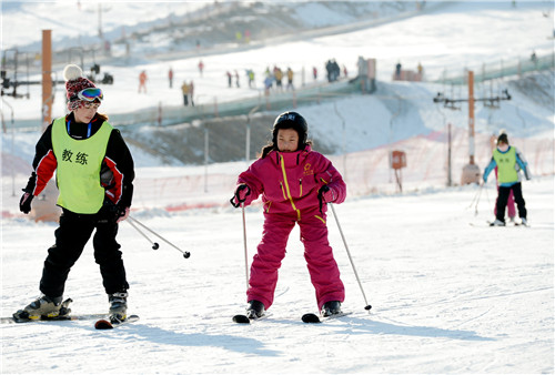 Beijing welcomes winter with snow day