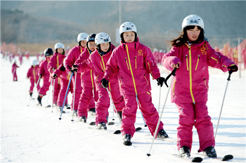 Beijing welcomes winter with snow day