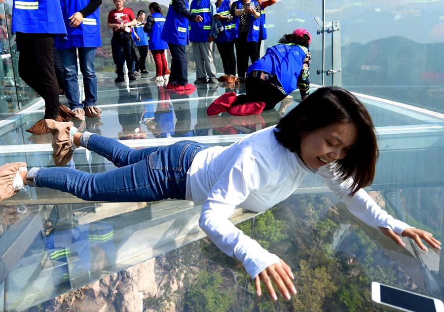 Glass sightseeing platform in Beijing scenic spot opens