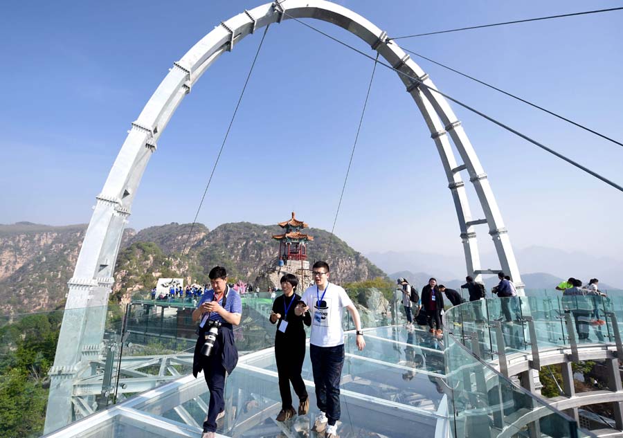 Glass sightseeing platform in Beijing scenic spot opens