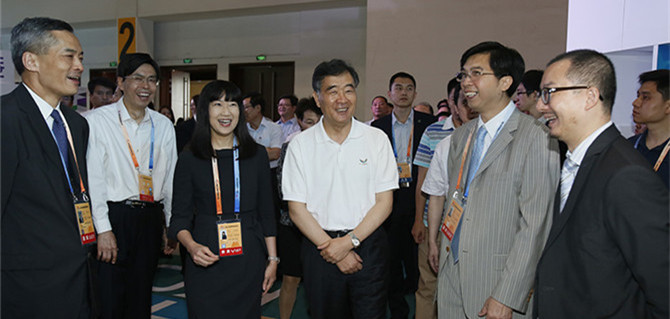 Vice Premier Wang Yang Tours the 3rd CIFTIS