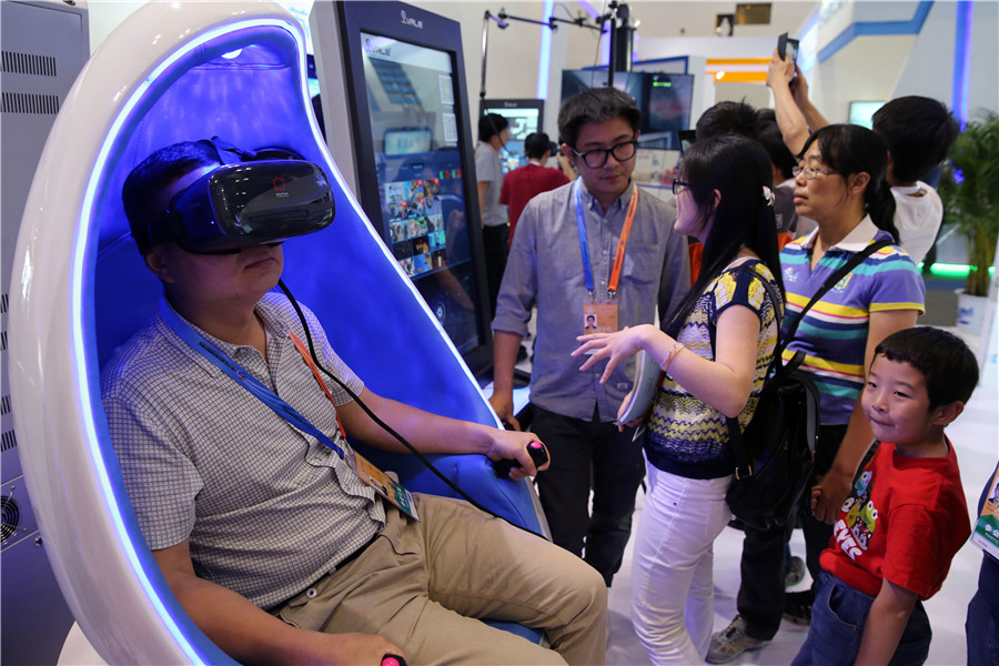 A visitor experiences cutting-edge VR technology during the China Beijing International Fair for Trade in Services