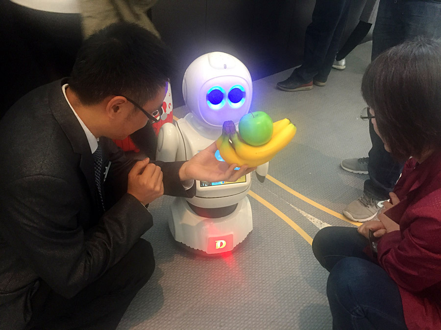 Intelligent robots interact with audiences at Beijing AI expo