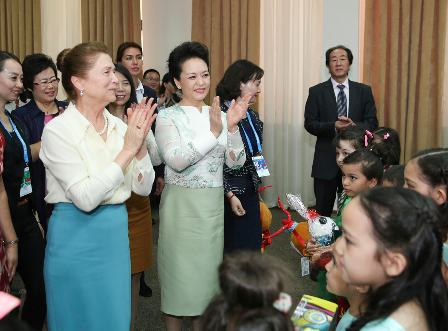 China’s first lady visits Confucious Institute in Tashkent